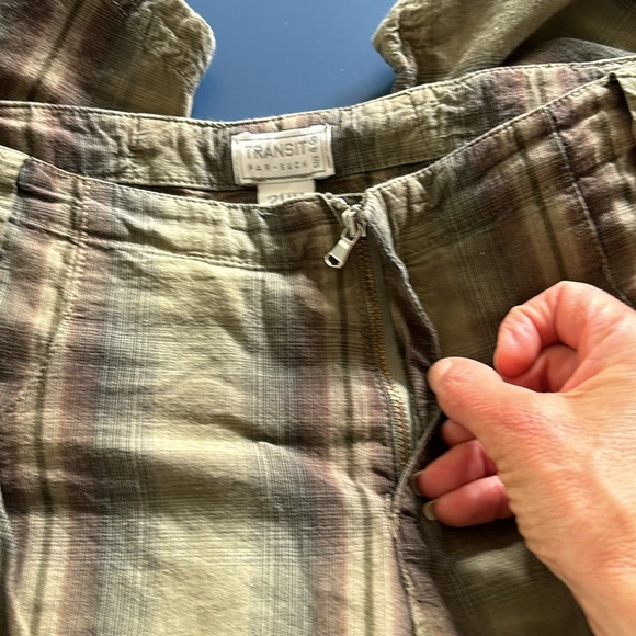 Funky!! These transit par-such capris are plaid with pockets, zippers and buckle - Picture 6 of 7